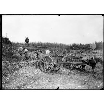 Prisonniers allemands employés à l'extraction de pierres dans la carrière de Teuillot. [légende d'origine]