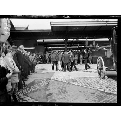 Paris. Gare de Lyon. 14 août 1916. Obsèques du Mandarin annamite Nguyen Liêm. Le corps est porté à bras au wagon funéraire. [légende d'origine]
