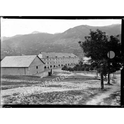 Mont-Dauphin (Hautes-Alpes). Lycée serbe. Vue générale. 1050 m d'altitude. [légende d'origine]