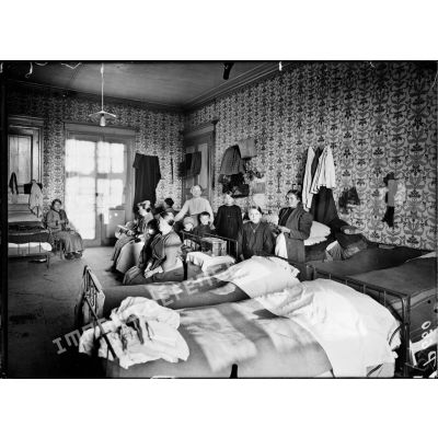 Dépôt d'internés civils de la Chartreuse du Puy. Une chambre (femmes). [légende d'origine]