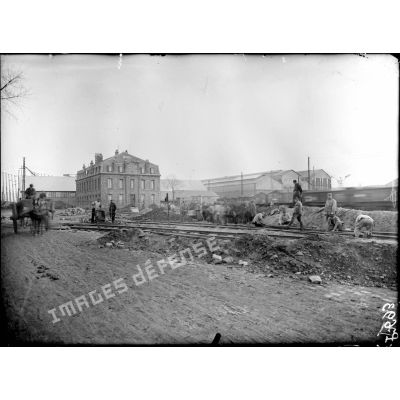Saint-Nazaire, prisonniers allemands construisant de nouvelles voies de dégagement sur le port. [légende d'origine]