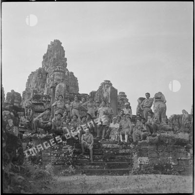Commandos parachutistes du CEFEO visitant le site d'Angkor.
