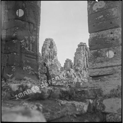 Vue du temple Bayon entre deux colonnes.