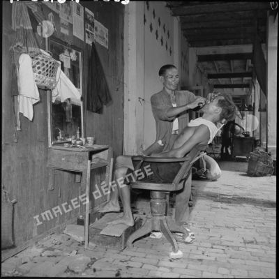 Le coiffeur dans la rue à Phnom Penh.