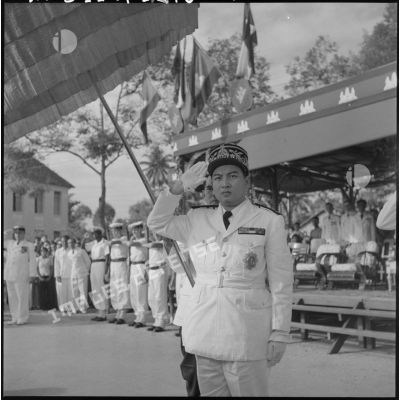 Le roi du Cambodge Norodom Sihanouk au salut pendant l'hymne national cambodgien.