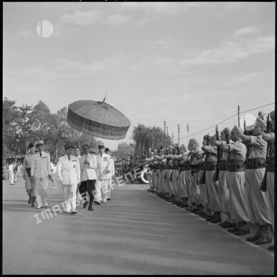 Le roi du Cambodge Norodom Sihanouk passe en revue les troupes au cours de l'anniversaire de la rétrocession de Battambang par le Siam.