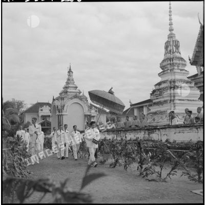 Le roi du Cambodge Norodom Sihanouk se rend à Vat Po Veal pour visiter le chef des bonzes de la province.