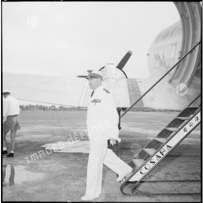 Arrivée du général Chassin à l'aéroport de Phnom Penh.