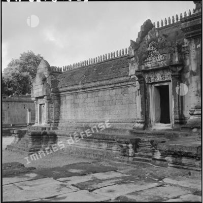 Vue longitudinale d'un mur à Angkor Vat.