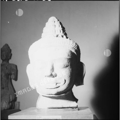Tête de dvârapâla, Musée national du Cambodge.
