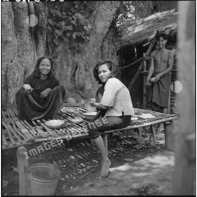 Des villageoises à leurs occupations dans un village cambodgien.