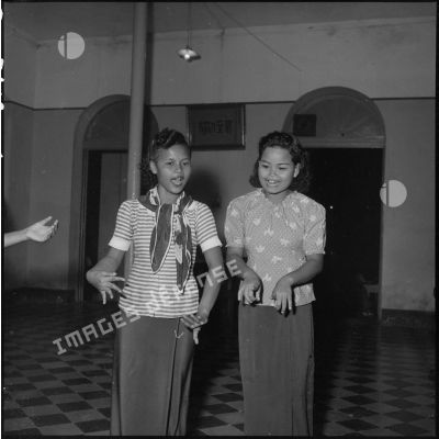 Deux femmes dansent le lamton dans un dancing de Battambang.