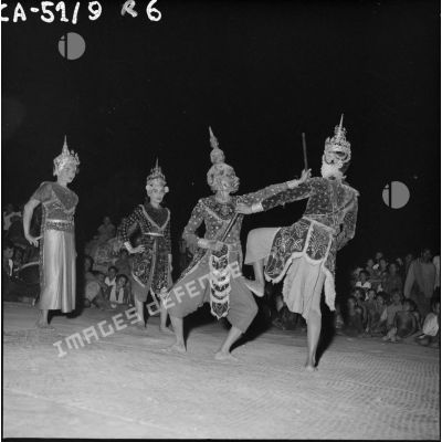 Représentation de danse classique khmère à Angkor.