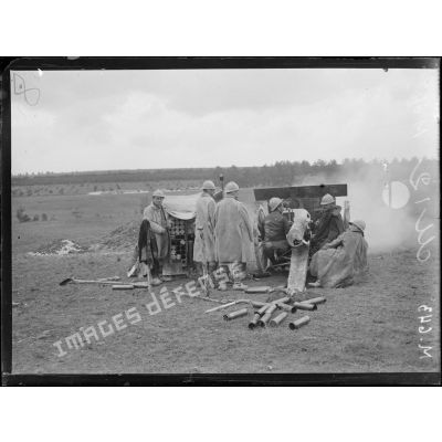 Un canon de 75 établi au nord du camp d'Elberfeld ouvre le feu sur la cote 193. [légende d'origine]