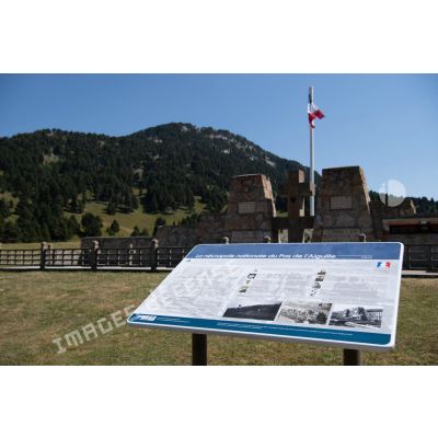 Panneau explicatif de la nécropole nationale du Pas de l'Aiguille à Chichilianne, dans le Vercors.