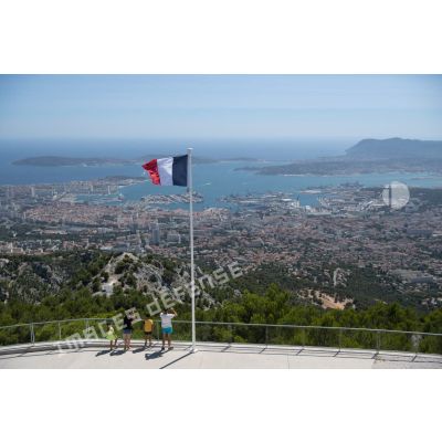Le drapeau tricolore surplombe la rade de Toulon depuis la place d'armes du mémorial du débarquement et de la libération de Provence.