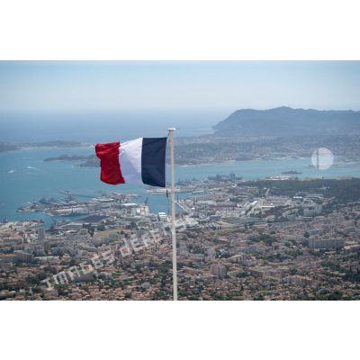 Le drapeau tricolore surplombe la rade de Toulon depuis la place d'armes du mémorial du débarquement et de la libération de Provence.