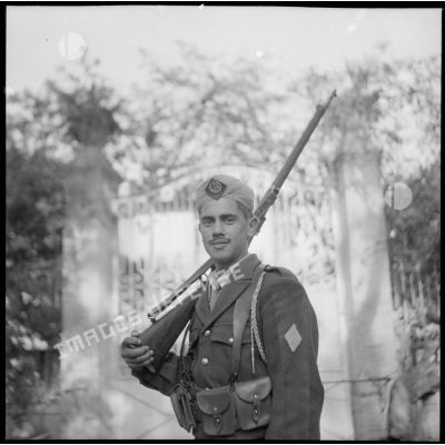 Portrait d'un tirailleur du 1er régiment de tirailleurs algériens (RTA) montant la garde dans la cour de la caserne Blandan, à Blida.