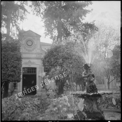 Une fontaine du jardin de la blidéenne devant l'entrée de la salle d'honneur.
