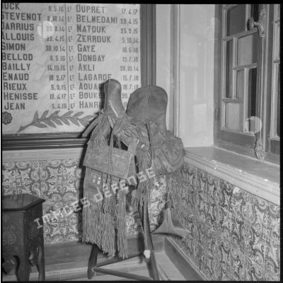 Une selle de dromadaire exposée dans la salle d'honneur du 1er régiment de tirailleurs algériens (RTA) à Blida.