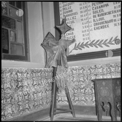 La selle d'un dromadaire d'une compagnie méhariste exposée dans la salle d'honneur du 1er régiment de tirailleurs algériens (RTA) à Blida.