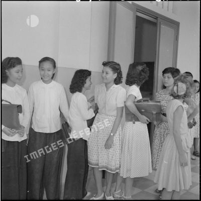 Les élèves du lycée Descartes de Phnom Penh pendant les intercours.