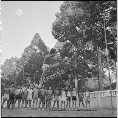 Les élèves du lycée Descartes de Phnom Penh en cours de sport.