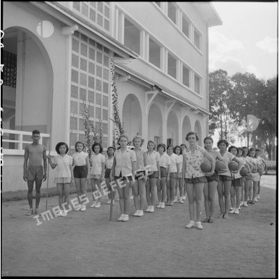 Les élèves du lycée Descartes à Phnom Penh en cours de sport.