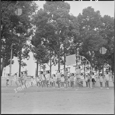Les élèves du lycée Descartes à Phnom Penh en cours de sport.