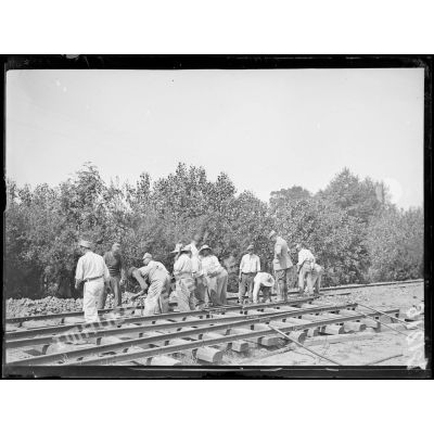 Wumezele, soldats anglais construisent une voie ferrée. [légende d'origine]