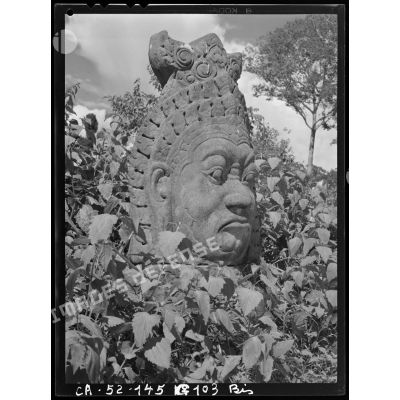 Tête d'Assura (démon), de la balustrade devant la porte dite des Morts, enceinte Est d'Angkor Thom.