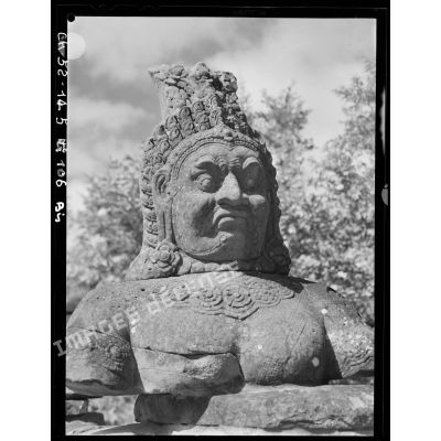 La tête d'Assura (démon) de la balustrade devant la porte de l'enceinte Nord d'Angkor Thom.