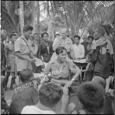 Un sous-officier interprète répond aux questions de la population, lors d'une tournée de propagande parmi les populations regroupées dans la province de Kampot.