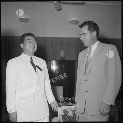 Le roi du Cambodge Norodom Sihanouk et Richard Nixon lors d'un entretien.