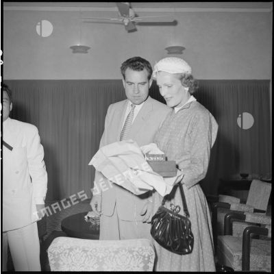 Richard Nixon, vice-président des Etats-Unis, et son épouse Pat ouvrent des cadeaux artisanaux remis par le roi du Cambodge Norodom Sihanouk lors de leur visite au Cambodge.