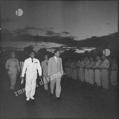 Revue des troupes par les autorités lors de l'arrivée de Richard Nixon à Phnom Penh.