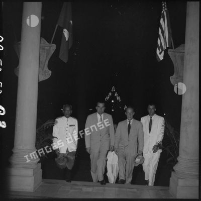 Arrivée de Richard Nixon, vice-président des Etats-Unis, et de Donald Heath au palais royal à Phnom Penh.
