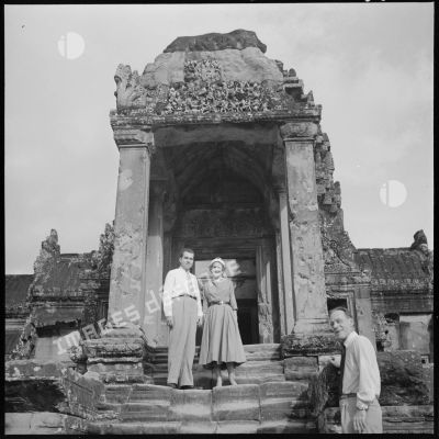 Richard Nixon, vice-président des Etats-Unis, et son épouse Pat sur les marches d'un temple d'Angkor Vat.