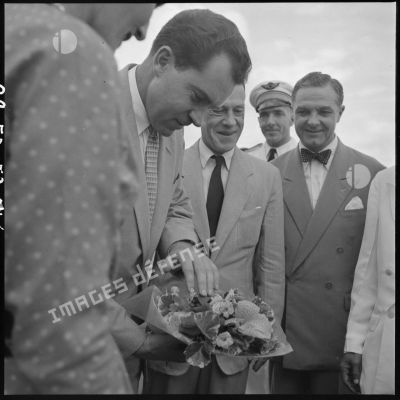 Richard Nixon reçoit un bouquet de fleurs lors de son arrivée à Siem Reap.