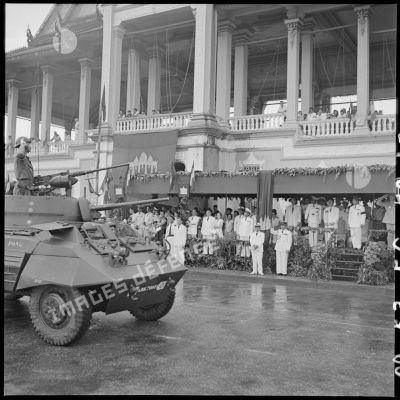 Défilé de blindés de l'Armée royale khmère devant le palais royal lors de la cérémonie de transfert du commandement militaire au gouvernement royal cambodgien.