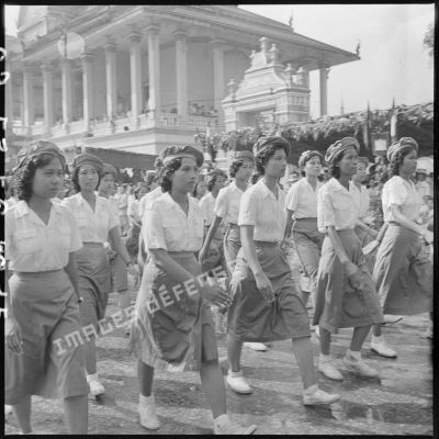 Défilés de personnels féminins de l'Armée royale khmère devant le palais royal lors du transfert du commandement militaire au gouvernement royal.
