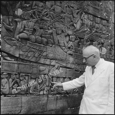 Le directeur de l'Ecole française d'Extrême-Orient (EFEO) Louis Malleret commente des bas-reliefs du site archéologique d' Angkor Thom.