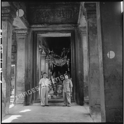 M. Gorce et Estobal conseiller technique auprès des parlementaires posent devant un autel d'Angkor Vat.