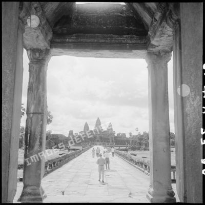 Un groupe d'officiels français entre dans le temple d'Angkor Vat.