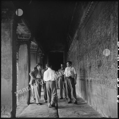 Un groupe d'officiels français visite Angkor Vat.