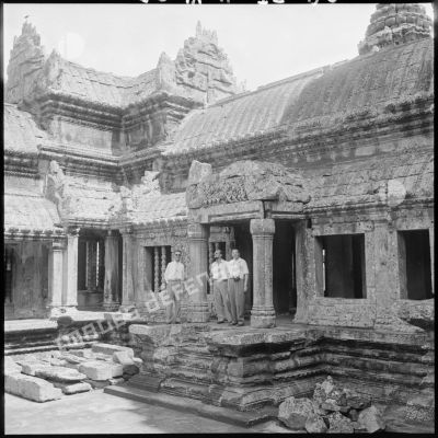 Trois hommes au dernier étage d'Angkor Vat.