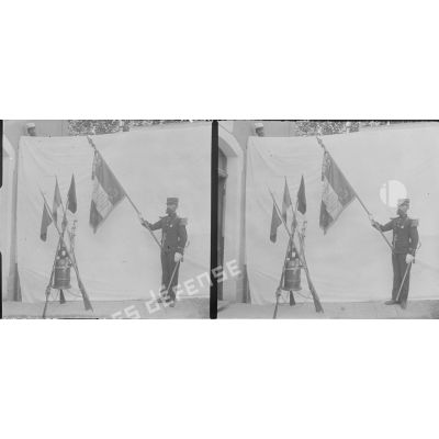 311. Lieutenant Troegeler porte drapeau. Le drapeau et le trophée. [légende d'origine]