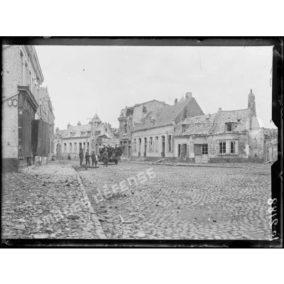 Valenciennes, soldats anglais dans une rue de la ville. [légende d'origine]