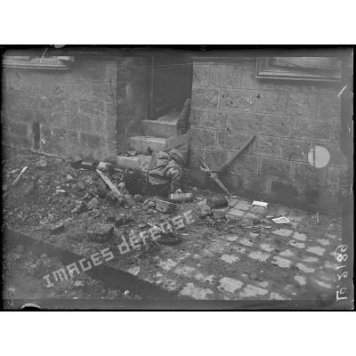 Valenciennes, faubourg de Paris, cadavre allemand au seuil d'une maison. [légende d'origine]