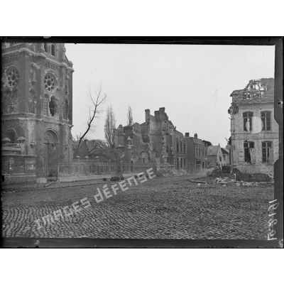 Valenciennes, maisons atteintes par le bombardement place du faubourg de Paris. [légende d'origine]